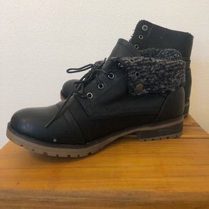 Ankle combat boots with optional fold down accent